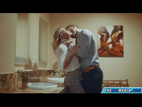 ❤️ Nalika pirang semok seduces sampeyan ing toilet umum Sluts ing jv.fuckmymac.ru ❤